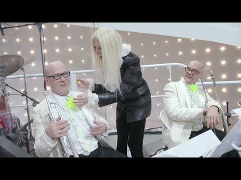 Virginia Raffaele imita Patty Pravo e scherza con i musicisti del suo show "Colpo di fulmine"