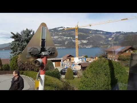 Zug Mitfahrt mit SBB/Fensterblick amThunersee entlang/Zwischen Thun BE und Interlaken West