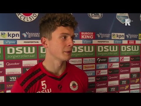 Verdediger Bas Kuipers in gesprek met Tim Bosman