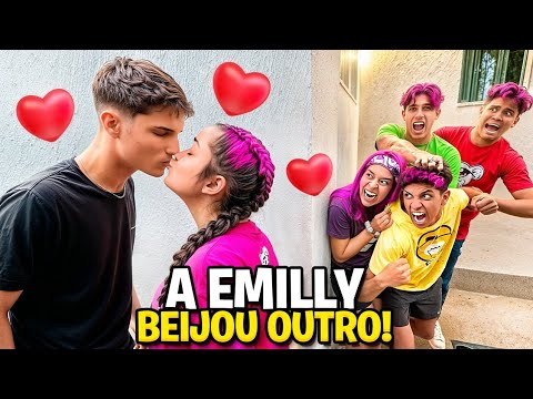 A EMILLY BEIJOU OUTRO GAROTO !!! *Pegamos no flagra...