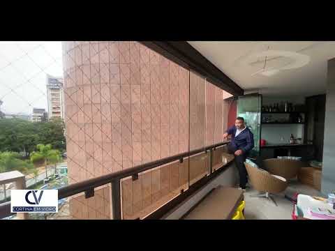 Vídeo demonstrando a manutenção completa de uma cortina de vidro.