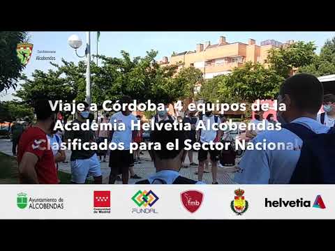 El jugador de DH Plata Mario Crespo con el equipo Infantil de la Academia Helvetia Alcobendas