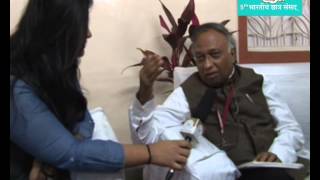 Padma Shree Dr. Vijay Bhatkar interacting with Sushri Sangeeta Sahu, Media student, MIT ISBJ
