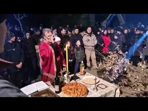 PALJENJE BADNJAKA KOD HRAMA VAZNESENJA GOSPODNJEG RADUJEVAC 06.01.2020