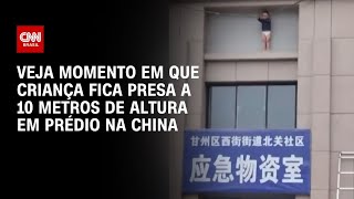 Vídeo: Menino de 3 anos fica preso a 10 metros de altura em prédio na China; veja | CNN BRASIL