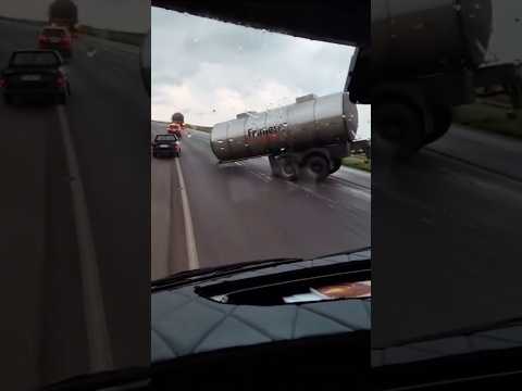 Carreta da Frimesa se desengata e bloqueia rodovia entre Quatro Pontes e Toledo