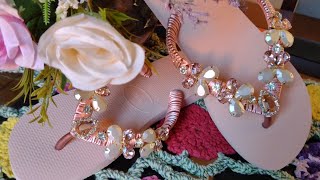 Chinelo decorado com pedrarias