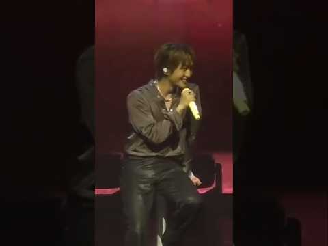 🥺❤️ onew's cute reaction to a baby jjinggu singing his heart out along with him #onew #shinee #kpop