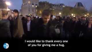 Un Musulmán Pidió Un Abrazo En Medio De Una Plaza Francesa