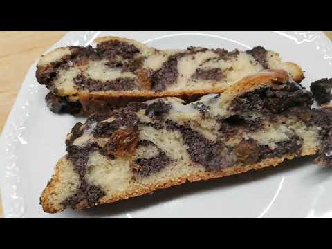 Hefezopf mit frisch gemahlenem Mohn und Rumrosinen