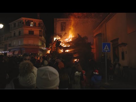 O maior Madeiro, a maior tradição! A tradição que ilumina o Natal em Penamacor.