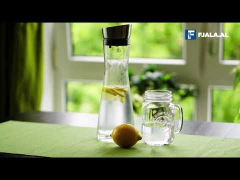 Ujë me limon, kur është koha e duhur për ta pirë?