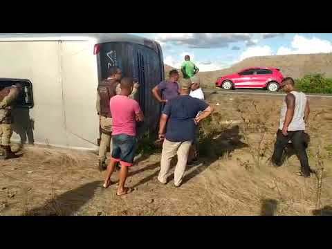 Portal Cleriston Silva PCS - Ônibus com missionários tomba em Euclides da Cunha