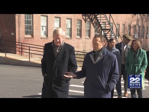 共和党大統領候補のビル・ウェルドがスプリングフィールドに立ち寄る (GOP presidential candidate Bill Weld makes stop in Springfield)