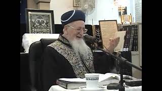 חג הפורים בהלכה ובאגדה - מנחת יהודה - מרן הרב מרדכי אליהו זצוק"ל (הרב מרדכי אליהו זצ"ל) - התמונה מוצגת ישירות מתוך אתר האינטרנט יוטיוב. זכויות היוצרים בתמונה שייכות ליוצרה. קישור קרדיט למקור התוכן נמצא בתוך דף הסרטון