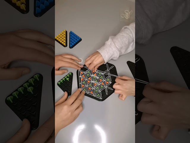 Vídeo relacionado con Juego de triángulos, Juego de Mesa, ajedrez de Estrategia Triangular, ajedrez Triangular Educativo para niños, Juegos de Mesa Adultos,Adecuado para Juegos de Mesa de reuniones Familiares