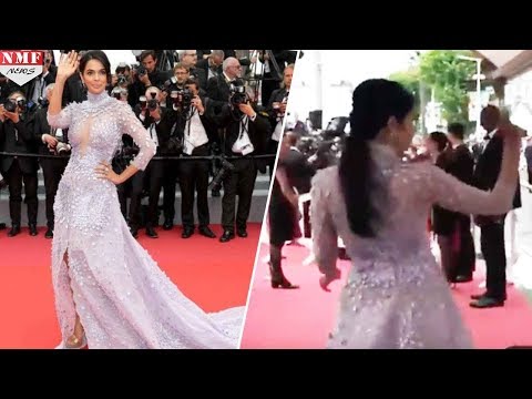 download lagu mp3 mp4 Mallika Sherawat Cannes Dress, download lagu Mallika Sherawat Cannes Dress gratis, unduh video klip Mallika Sherawat Cannes Dress