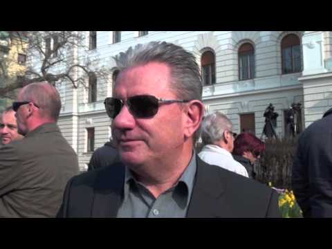 Janša, teater pred sodiščem - YouTube