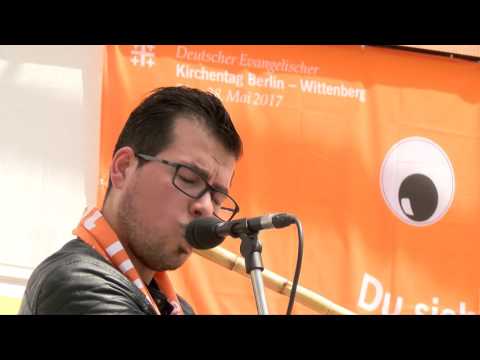 Mohamad Fityan beim roten Sofa