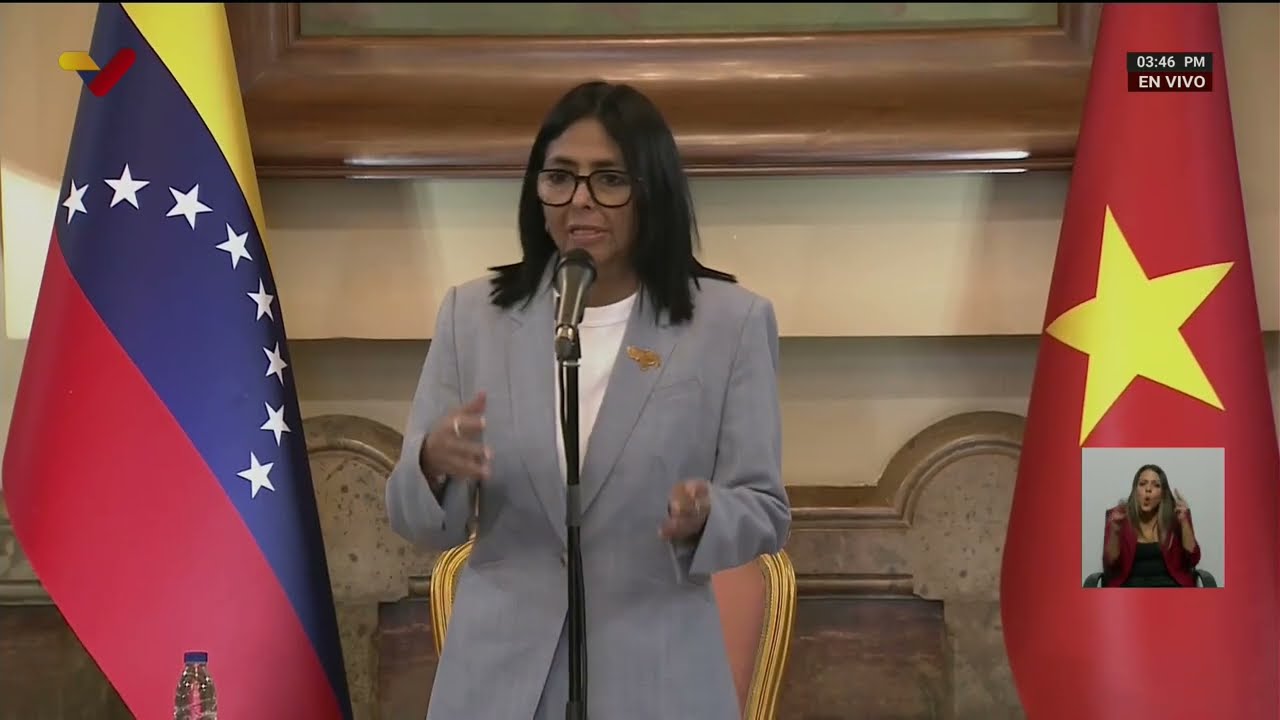 Delcy Rodríguez condecora a embajador de Vietnam, Vu Trung My, que finaliza misión en Venezuela