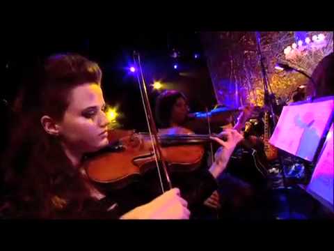 Paula Fernades cantando com Hebe Camargo