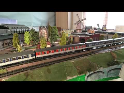 HO Roco DB class 110 w/ 1974 weekend "Senator", first train w/ cars in turkish bleu livery
