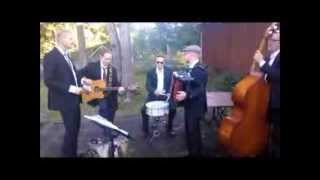 Rytmiorkesteri Huwitus playing Ikkunaprinsessa very unplugged in Hämeenlinna 22.8.2013