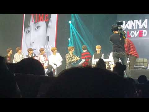 [FANCAM] 170922 WANNA ONE in SG. Daniel on stage when Minhyun was folding clothes