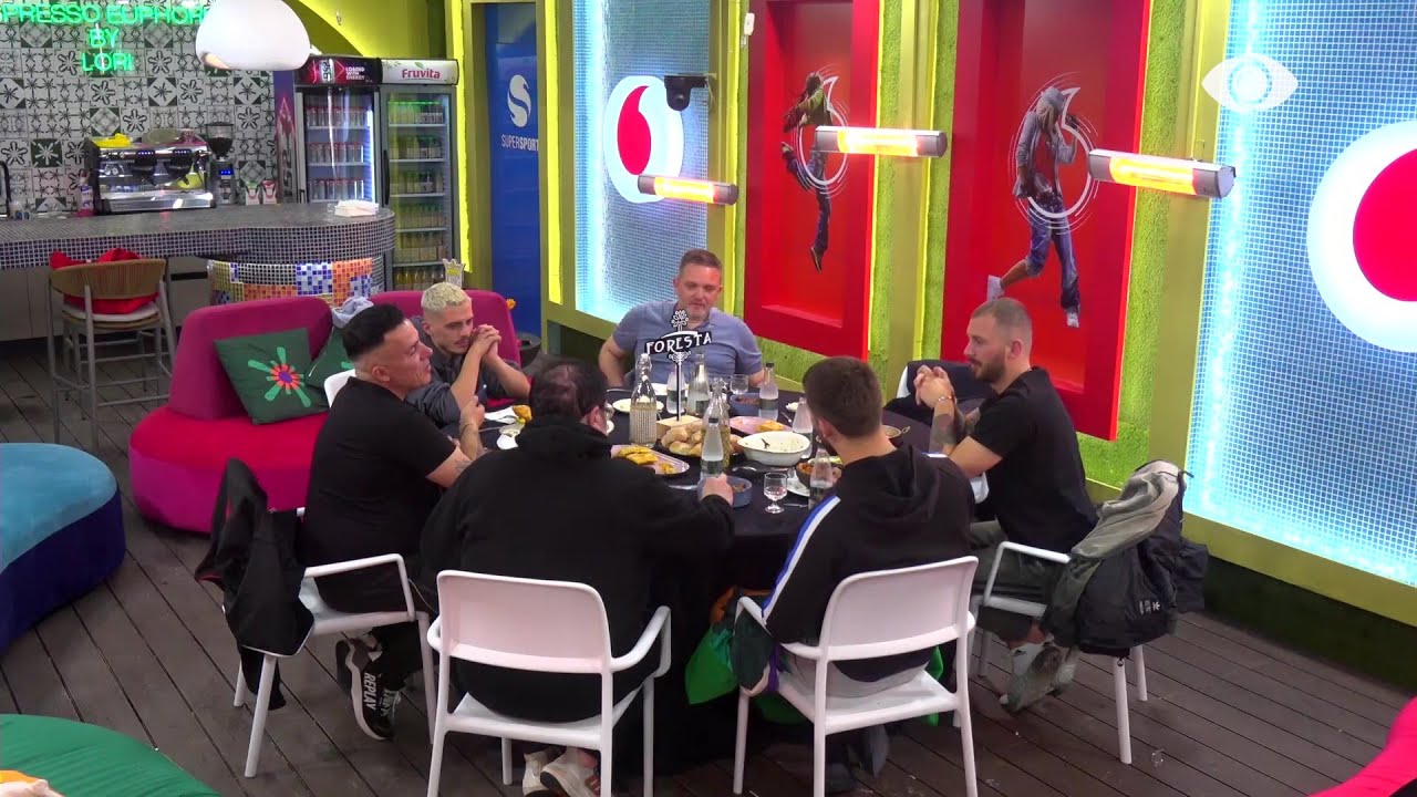 Të maskuara, vajzat u bashkohen djemve në darkën e tyre