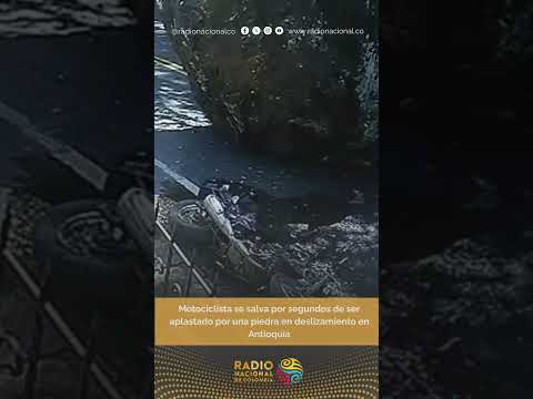 Motociclista se salva por segundos de ser aplastado por una piedra en deslizamiento en Antioquia