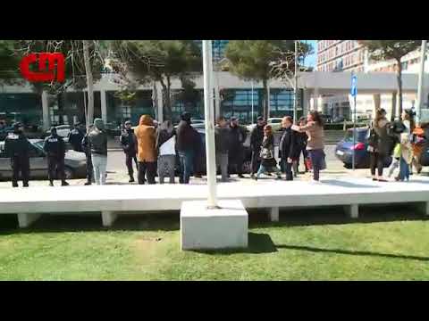 Momento de grande tensão entre adeptos do Benfica e sporting no campus de justiça.