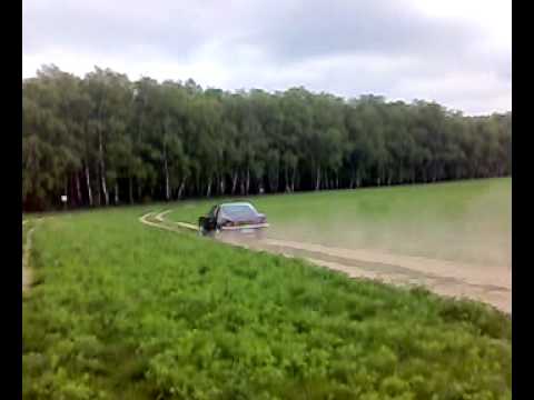 Studebaker Avanti 2 auf einem Feldweg