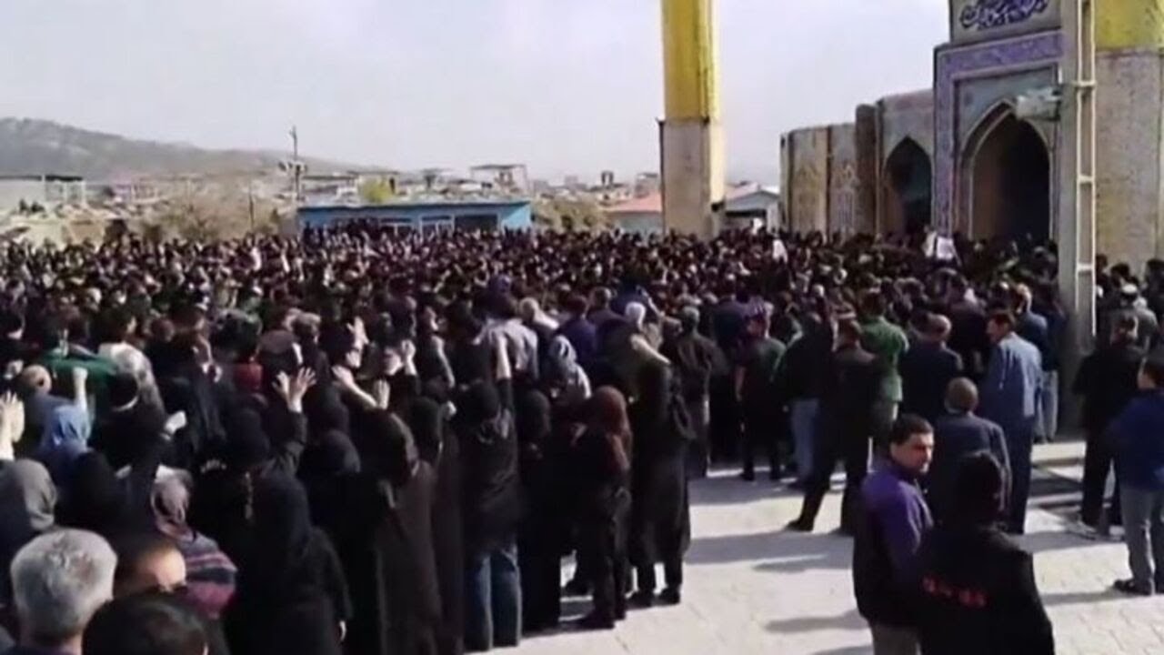 Iran, i partecipanti a un funerale gridano "morte a Khamenei"
