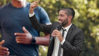 אני עושה ספורט, ופתאום באה אישה ומושיטה לי יד 😱 הרב שניר גואטה בסיפור שקרה לא מזמן - עם כתוביות (הרב שניר גואטה) - התמונה מוצגת ישירות מתוך אתר האינטרנט יוטיוב. זכויות היוצרים בתמונה שייכות ליוצרה. קישור קרדיט למקור התוכן נמצא בתוך דף הסרטון