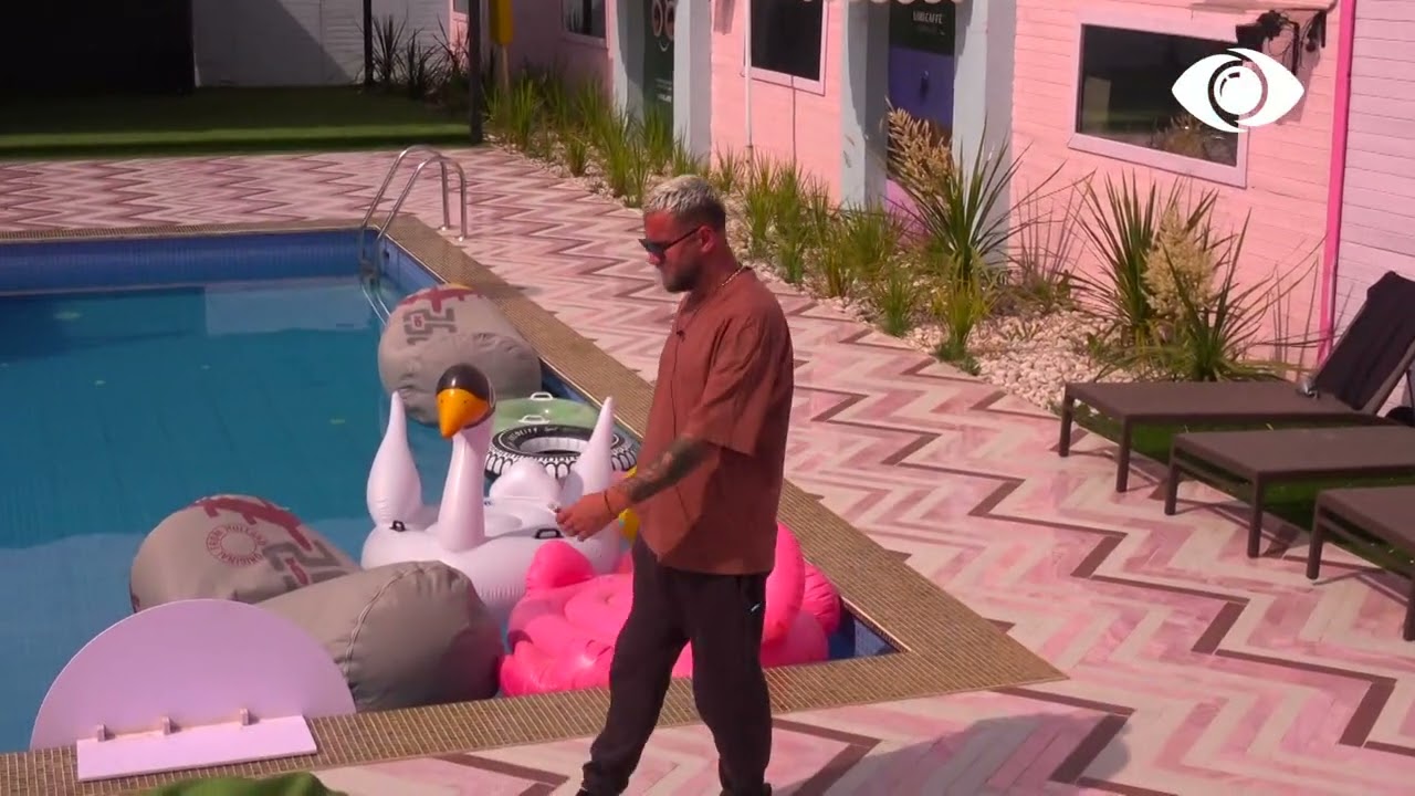 Luizi zgjohet i pari, nis ditën me xhiro rreth pishinës