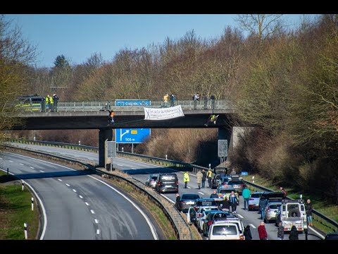 Oldenburg in Holstein: Aktivisten seilen sich von Autobahnbrücke ab – A 1 fünf Stunden lang gesperrt