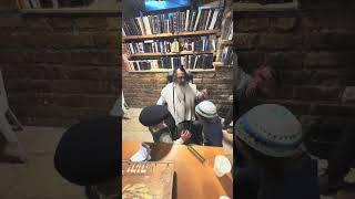 הרב שלום סבג וחברים שלהבות של אש 🔥  (הרב שלום סבג) - התמונה מוצגת ישירות מתוך אתר האינטרנט יוטיוב. זכויות היוצרים בתמונה שייכות ליוצרה. קישור קרדיט למקור התוכן נמצא בתוך דף הסרטון