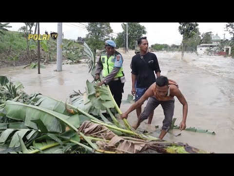 POLRES DEMAK EVAKUASI KORBAN BANJIR