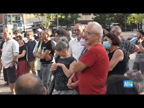 Roma, cittadini a Centocelle dopo l'incendio: «Unica soluzione non può essere chiudere le finestre»