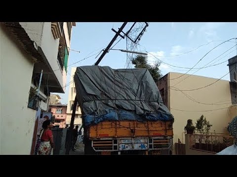 ट्रकनं दिली खांबाला धडक, वीज गुल!