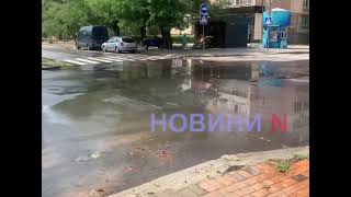 Пока Николаев сидит без воды, в центре города вторые сутки затапливает сквер (фото, видео)