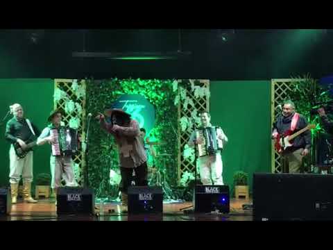 Baitaquinha aparece novamente cantando ''Do Fundo da Grota''