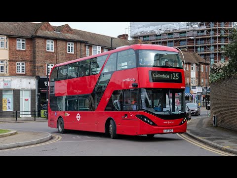 Ônibus de Londres em torno da estação Southgate em 15 de março de 2023
