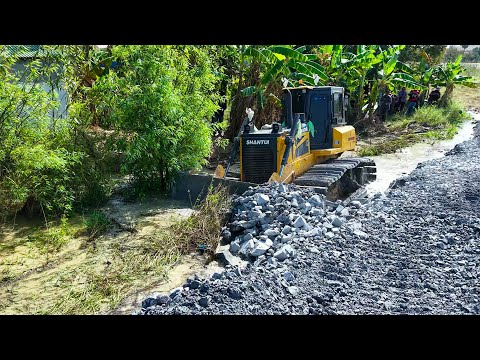 Perfect Finish! DH17C3 PRO Bulldozer Precisely Pushes Rock into Muddy Water with 25T Truck