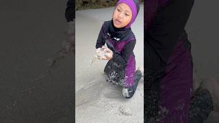 Download lagu Ada Emas Di Pasir Pantai? #shorts mp3