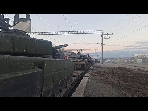 شاهد قطار ينقل دبابات روسية إلى الثكنات بعيداً عن الحدود الأوكرانية