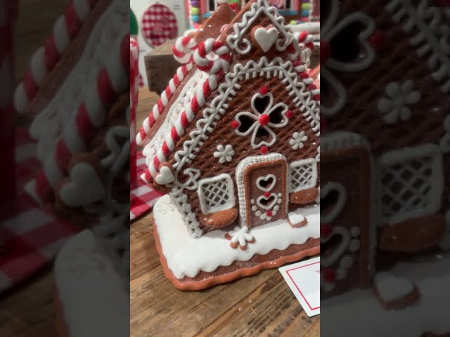 Vídeo relacionado con RAZ Imports Figura de casa de jengibre iluminada de Navidad, 10 pulgadas de altura, decoración navideña
