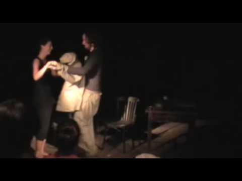 Die Echse tanzt mit einer Zuschauerin