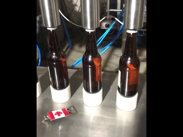 Vídeo relacionado con 2 tapones para botellas de cerveza, tapón de botella de cerveza, casco con máscara, cierre de botella de cerveza con diseño de máscara de gas, ideal para colección y regalo, protección contra el polvo