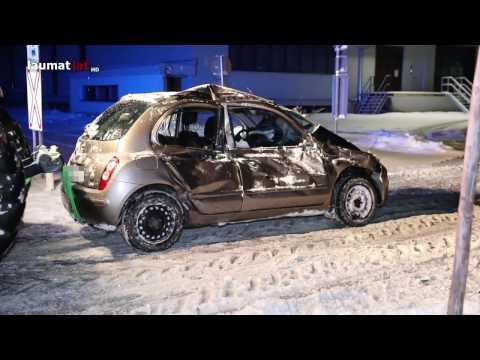 Auto auf Bahnübergang in Scharnstein von Triebwagen der Almtalbahn erfasst